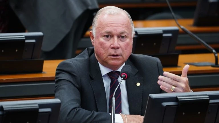Relator se manifesta a favor da aprovação da PEC do 6×1 na CCJ da Câmara