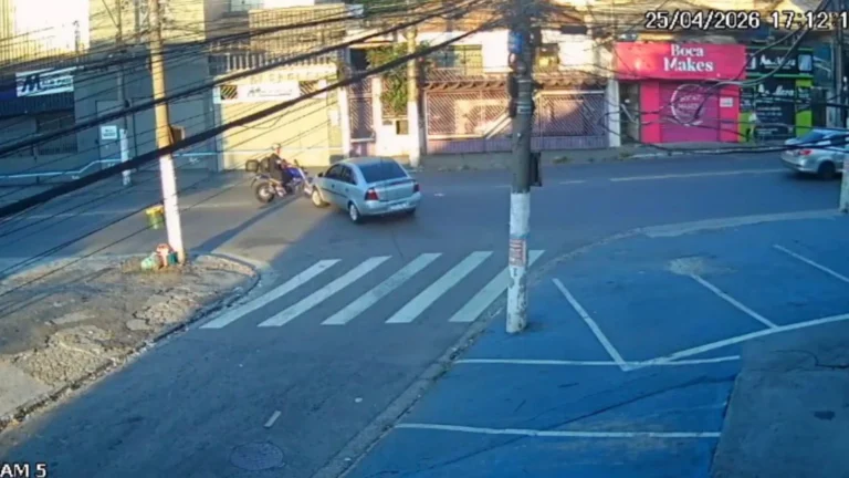 Vídeo: Motorista foge após colidir com moto na zona Sul de SP