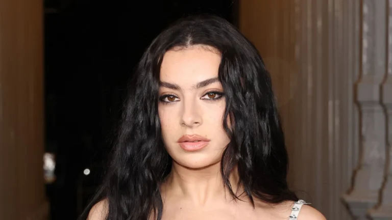 Charli XCX diz que pretende usar seu vestido de noiva muitas vezes