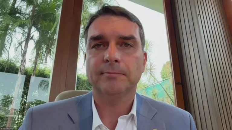 Alvo de Moraes, Flávio calibra tom contra STF para convencer como moderado