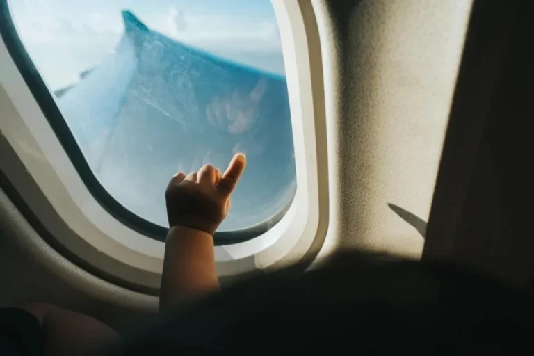 Mãe diz ter sido expulsa de voo por choro de bebê e gera debate