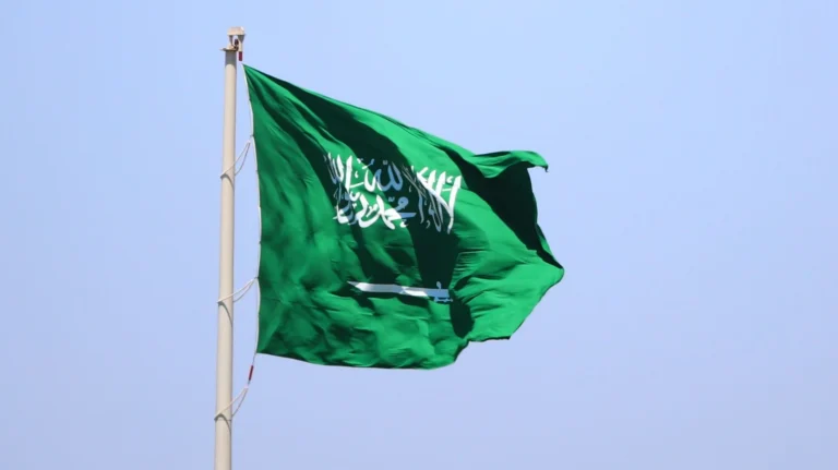 Destroços de mísseis caem perto de instalação de energia na Arábia Saudita