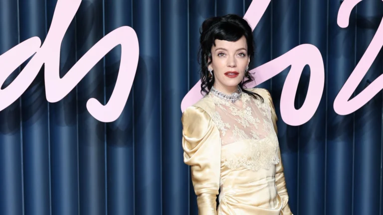 Lily Allen diz que álbum dá voz a ​”induzido​s” a relacionamentos abertos