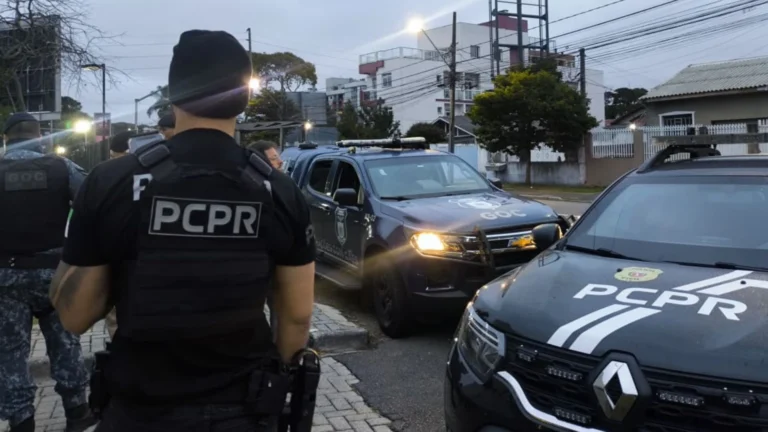 Homem é investigado por nudez e masturbação na janela de casa em Curitiba