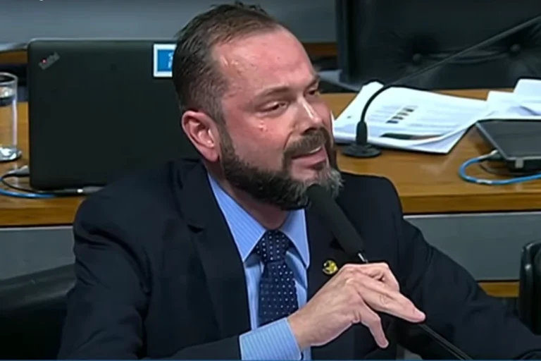 Senador pede à Embaixada dos EUA asilo político para Ramagem