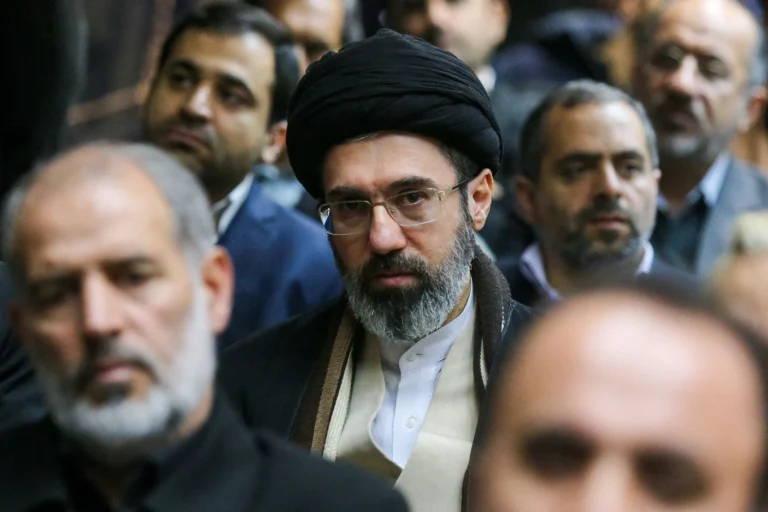 Novo líder supremo do Irã promete “vingar” morte do pai Ali Khamenei