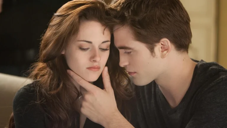 Robert Pattinson revela desconforto em cena de Crepúsculo: “Muito estranho”