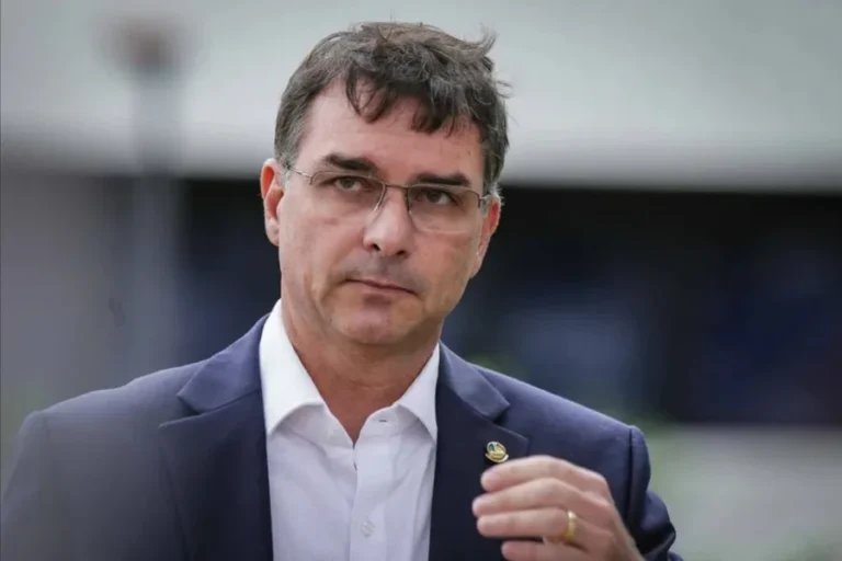Flávio visita o pai e viaja para evento do agronegócio