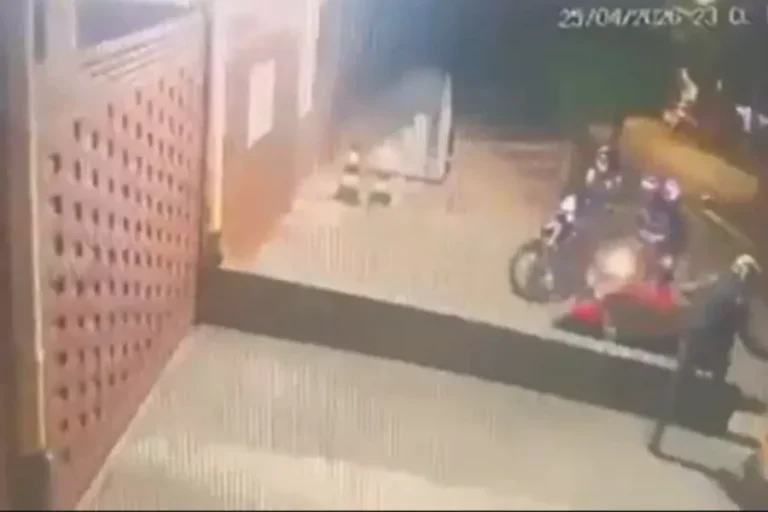 PM é abordado enquanto estacionava moto, reage a assalto e mata homem. Veja vídeo