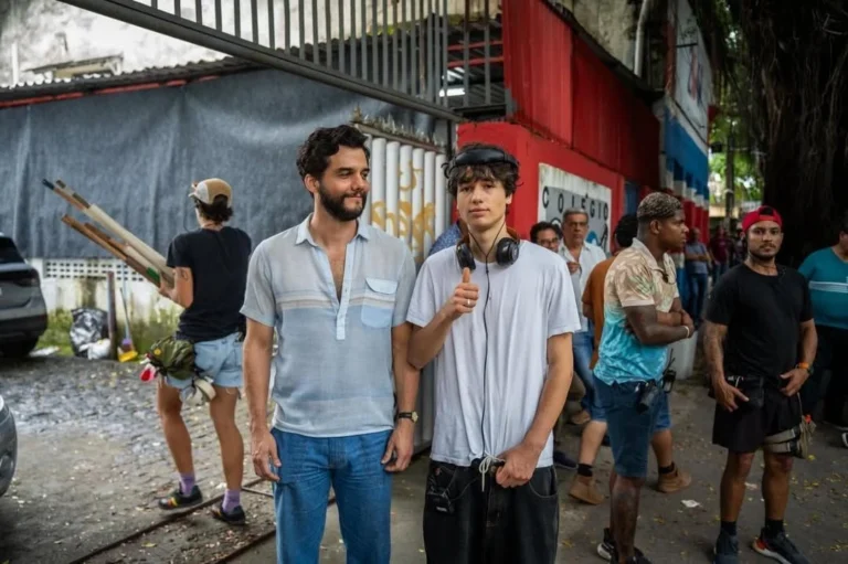 Filho de Wagner Moura posa em set de filmagem: “Tem o molho do pai”