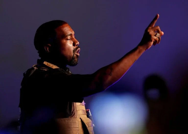 Chloe Bailey é alvo de críticas após ir a show de Kanye West; entenda