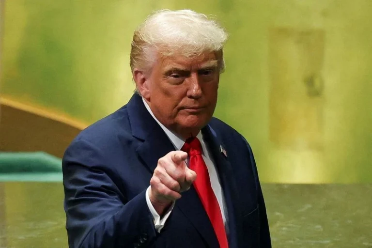 “Razão de estarem vivos é para negociar”, diz Trump ao Irã antes de reunião