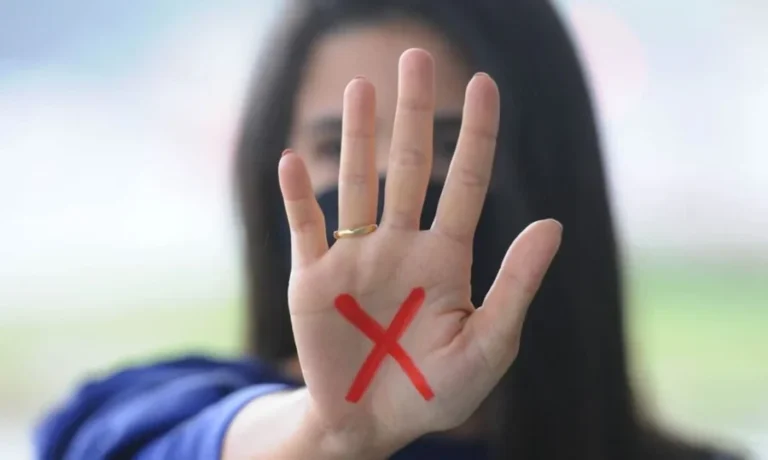 Intubada, mulher confirma agressão do ex ao piscar os olhos