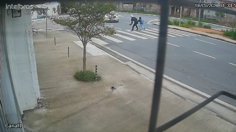 Vídeo: Irmãos são atropelados por Mercedes na faixa de pedestres em SP