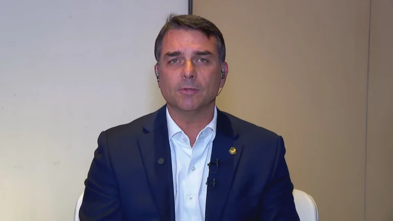 À CNN, Flávio nega intimidade com Vorcaro mesmo chamando-o de “irmão”