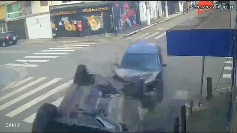 Vídeo: Viatura da Polícia Civil capota após acidente na zona Norte de SP