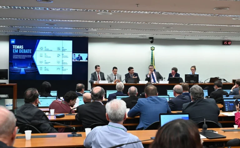 Líderes do Centrão negam embarcar em sugestão do PL por escala 4×3