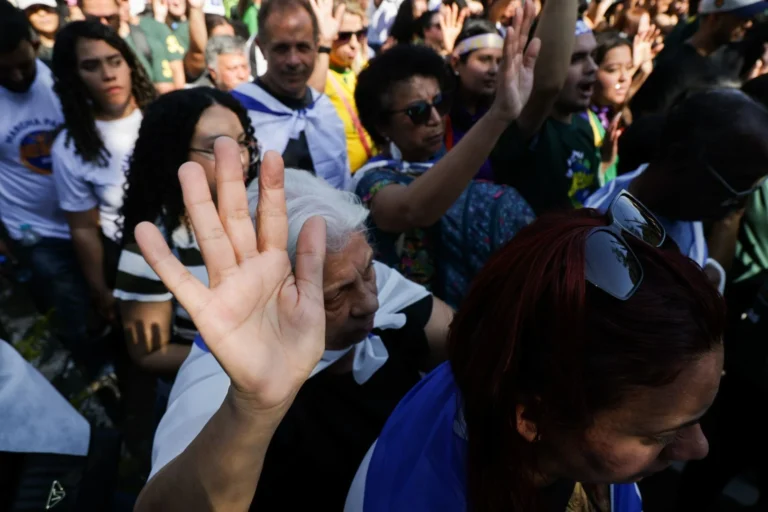 Marcha para Jesus reúne milhares de fiéis no centro do Rio de Janeiro
