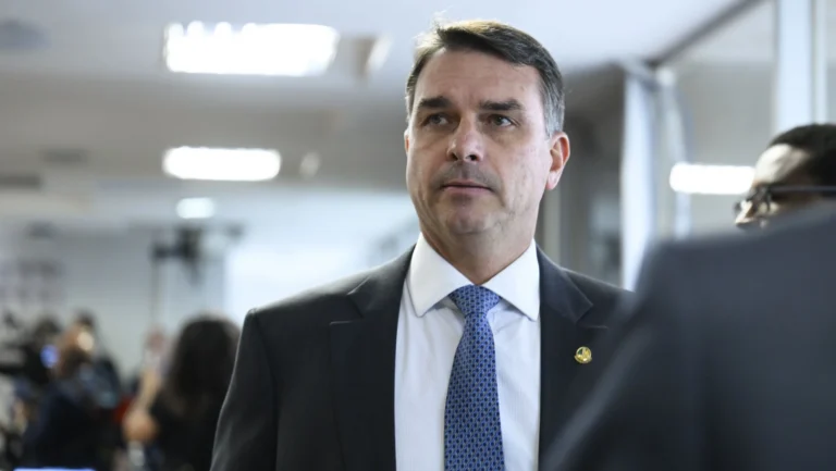 Aliados veem vitória de Marinho em troca de marqueteiro de Flávio
