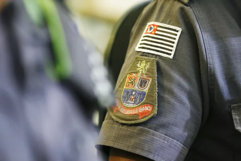 Policial é esfaqueado por adolescente após discussão de trânsito