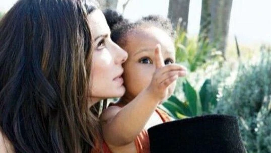 Sandra Bullock posta fotos raras com filhos e emociona web; veja