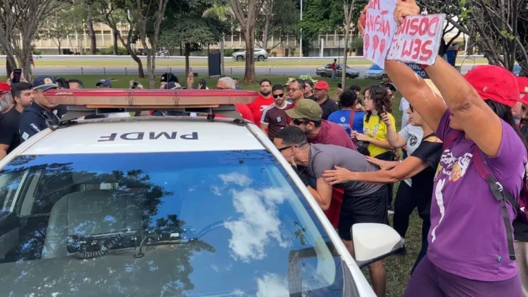 1º de Maio em Brasília tem confusão entre apoiadores de Lula e Bolsonaro