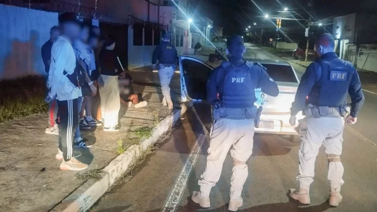 PRF encontra 21 imigrantes em carros e prende coiotes em Roraima