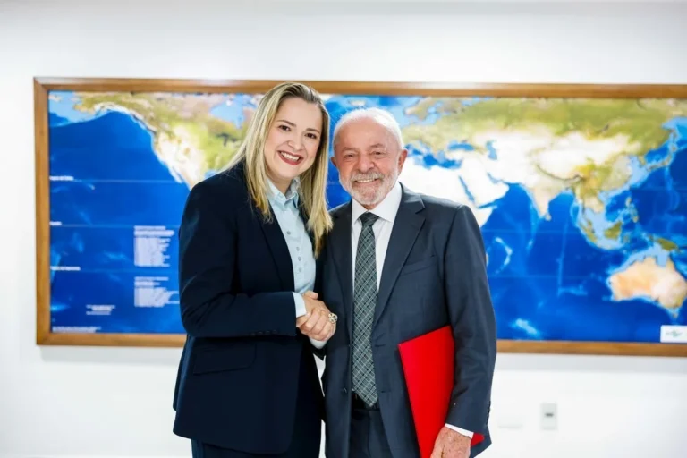 Após aval do Senado, Lula empossa primeira mulher no comando da DPU