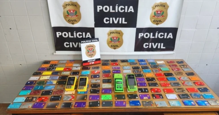 Homem é preso com 251 cartões bancários após “golpe da maquininha” em SP
