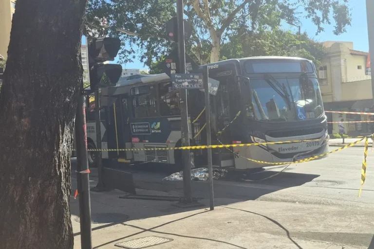 Mulher de 80 anos morre após ser atropelada por ônibus no centro de BH
