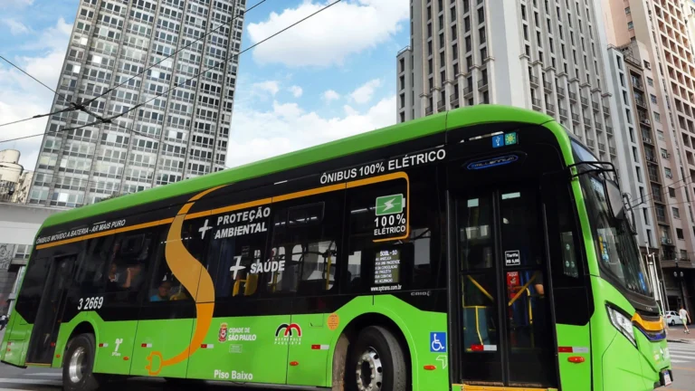 Sete pessoas ficam feridas após ônibus bater em casa na zona Oeste de SP