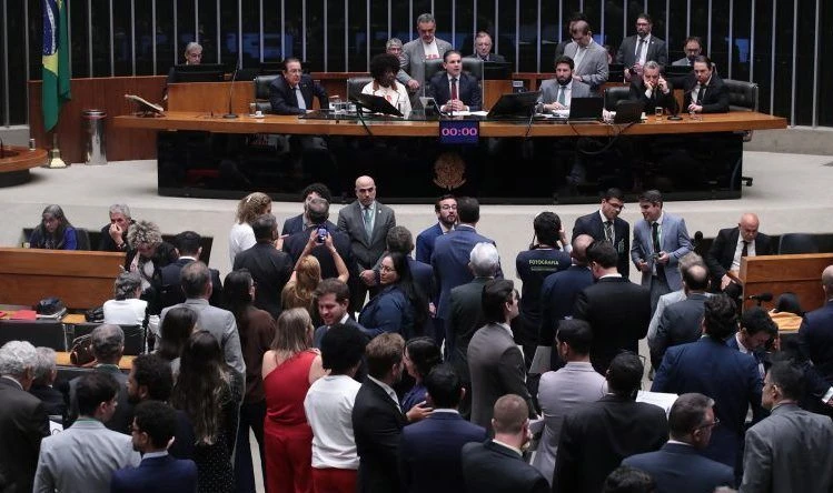 Câmara analisa PEC sobre fim da escala 6×1 em 1º turno; acompanhe