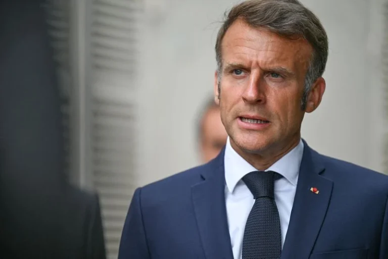 “Todas as partes devem suspender o bloqueio” em Ormuz, diz Macron