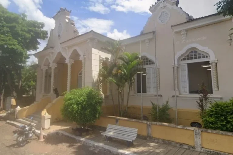 Mulher reserva hotel por site e encontra cenário de terror em MG, com sangue em paredes