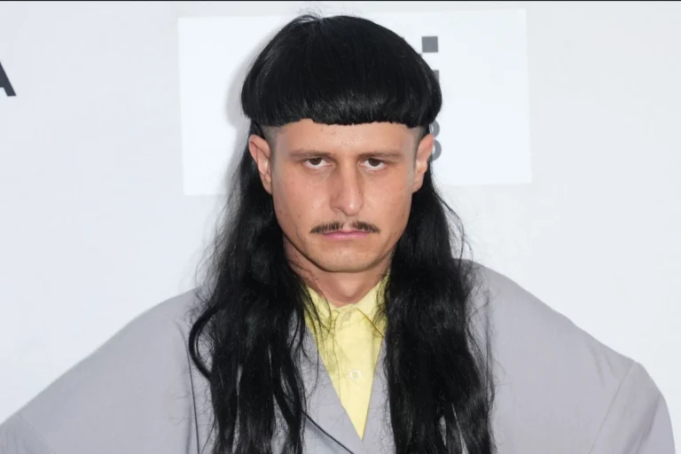 Oliver Tree: IML colhe material genético para identificar corpo de cantor
