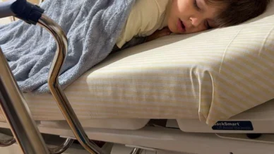 Atriz famosa corre para o hospital com o filho de 5 anos: 'Crise de dor'