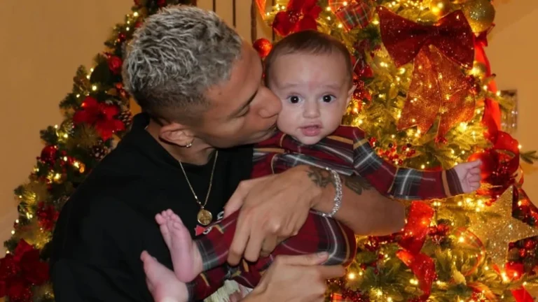 Richarlison se irrita e detona internauta que criticou o nome do seu bebê: Vai caçar um serviço