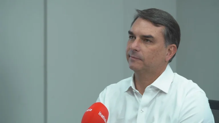 Flávio diz que filme sobre o pai não tem nada de errado e sofre perseguição