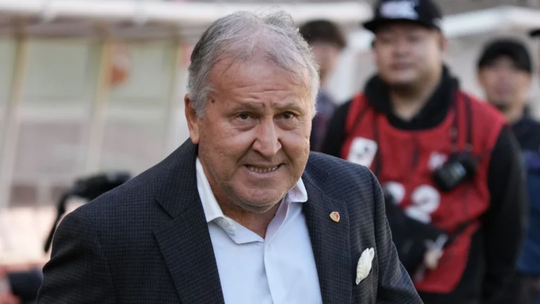 Técnico do Japão quer “ajuda” de Zico antes de duelo com Brasil na Copa
