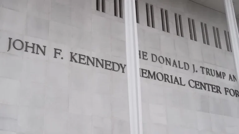 Kennedy Center ordena que funcionários removam o nome de Trump