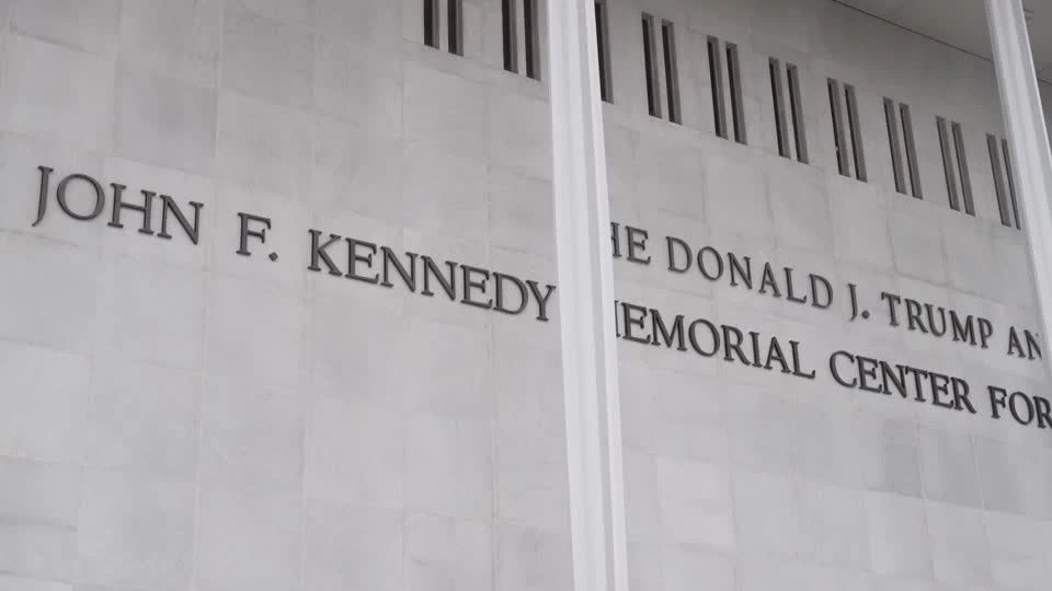 Kennedy Center ordena que funcionários removam o nome de Trump
