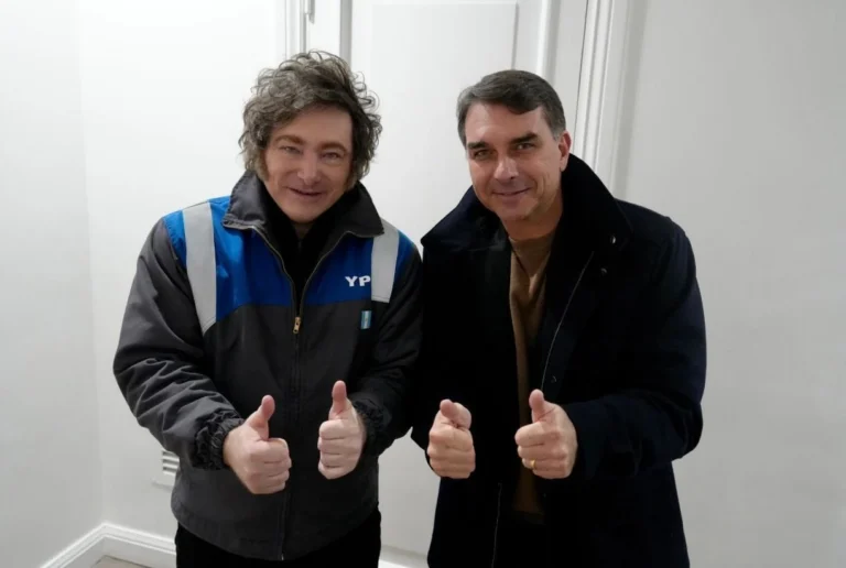 Milei posta foto com Flávio Bolsonaro depois de encontro na Argentina