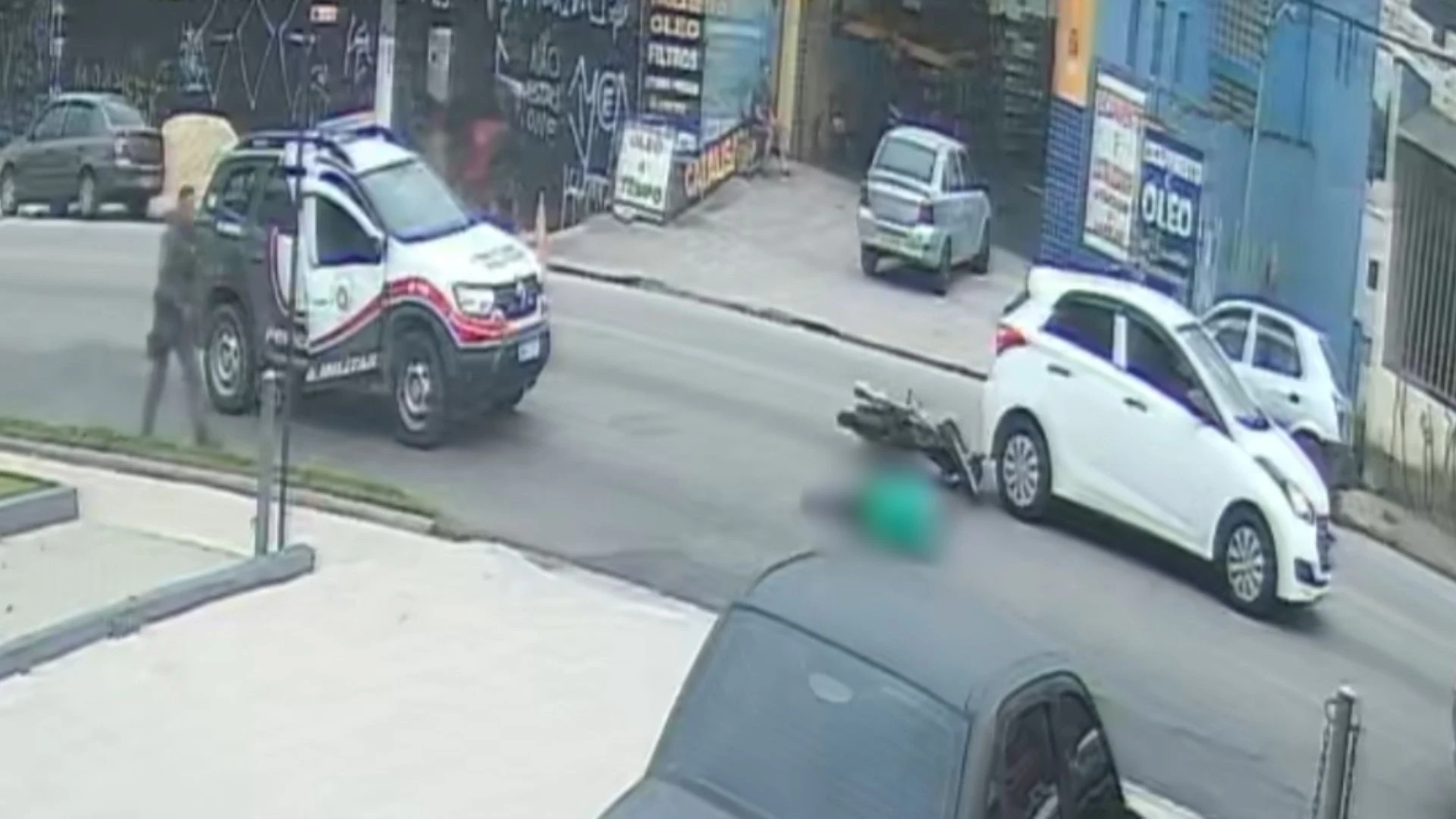 Novo vídeo mostra PM atirando em homem com facão em SP; assista
