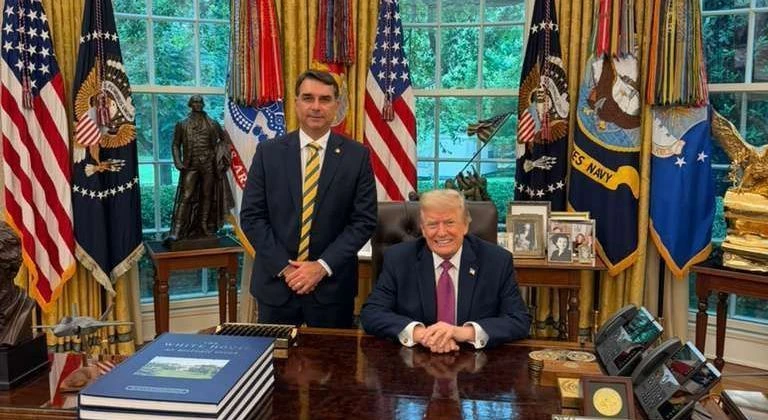 Trump publica foto com Flávio Bolsonaro na Casa Branca