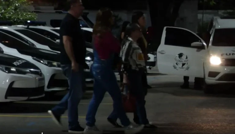 Familiares de piloto de acidente aéreo no RJ chegam ao IML