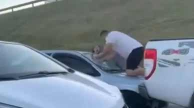Vídeo: homem danifica carro da ex ao encontrá-la com novo companheiro