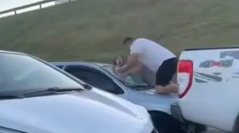 Vídeo: homem danifica carro da ex ao encontrá-la com novo companheiro