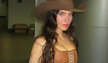 Sucesso no Brasil, ex-atriz mirim mexicana canta na abertura da Copa; saiba quem é ela