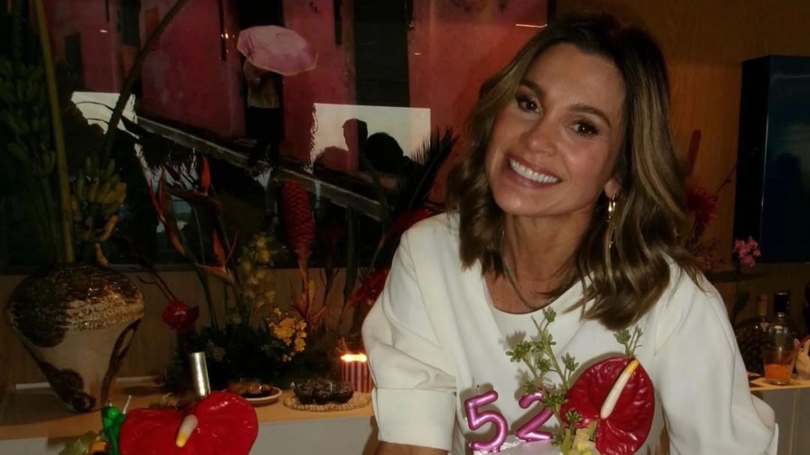 Flávia Alessandra faz 52 anos e celebra com elenco de 