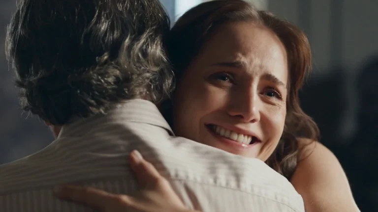 Quem Ama Cuida: após morte de Arthur, Adriana e Otoniel têm reencontro emocionante